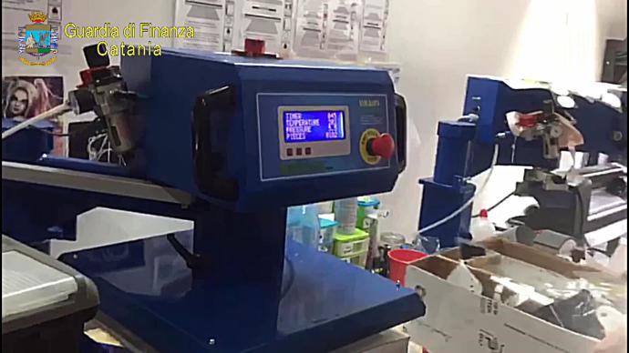 CATANIA, VENDEVANO CAPI CONTRAFFATTI SU INTERNET: DENUNCIATI DUE FRATELLI