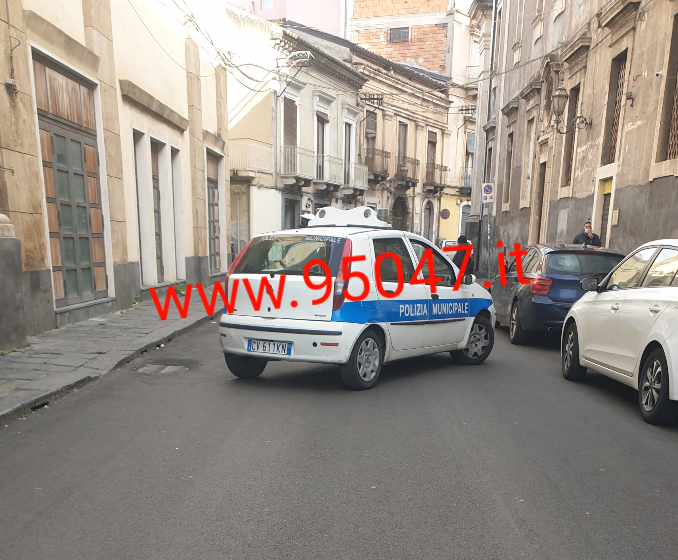 PATERNO':PERDONO IL CONTROLLO DELLO SCOOTER, DUE GIOVANI FERITI