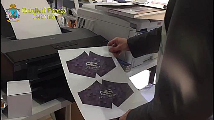CATANIA, VENDEVANO CAPI CONTRAFFATTI SU INTERNET: DENUNCIATI DUE FRATELLI