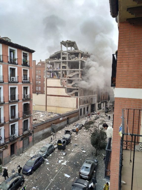UNA FORTE ESPLOSIONE DISTRUGGE UN EDIFICIO NEL CENTRO  DI MADRID