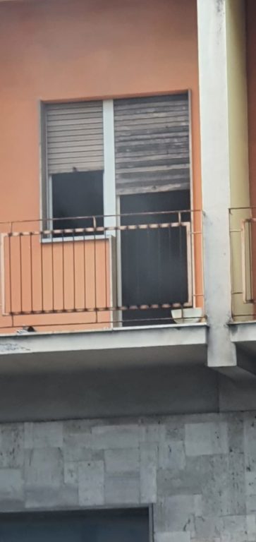 PATERNO' OSPITI IN BALCONE ALL'HOTEL SICILIA