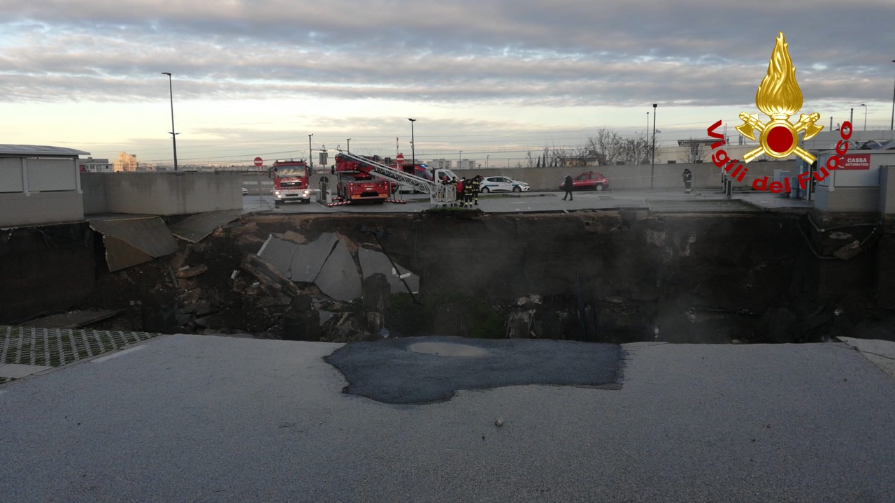 Napoli, enorme voragine all'Ospedale del mare, evacuato Covid center