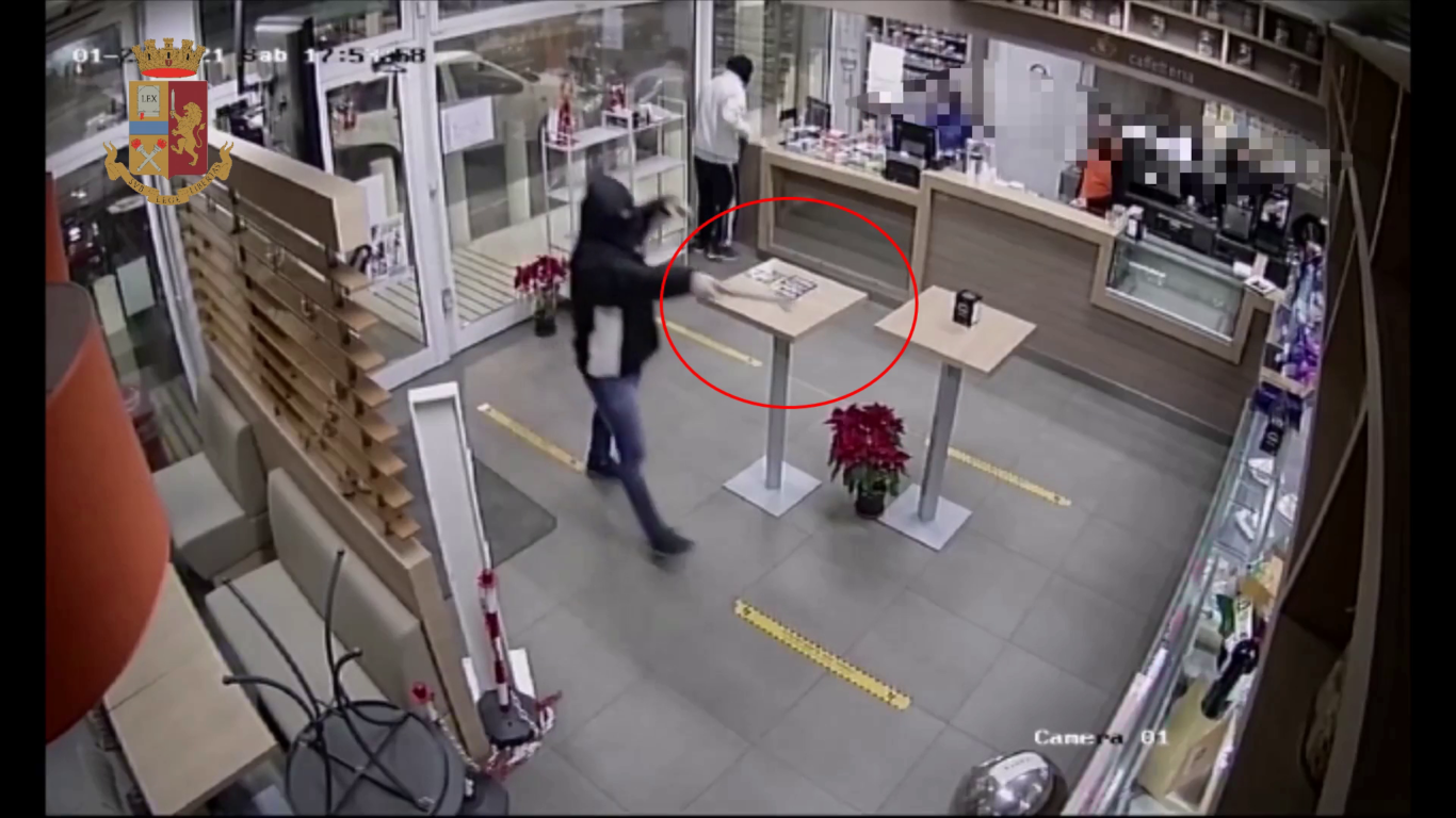 CATANIA, VIOLENTA RAPINA CON PISTOLA E MARTELLO: ARRESTATI DUE MALVIVENTI (VIDEO)