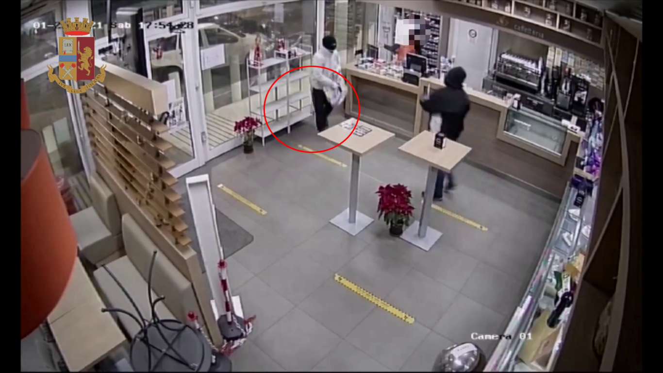 CATANIA, VIOLENTA RAPINA CON PISTOLA E MARTELLO: ARRESTATI DUE MALVIVENTI (VIDEO)