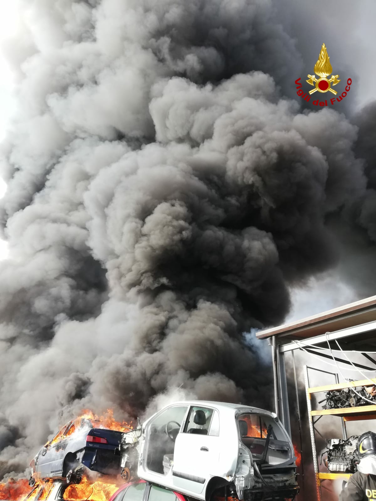 Vasto incendio in una rimessa di autodemolizioni a Mineo