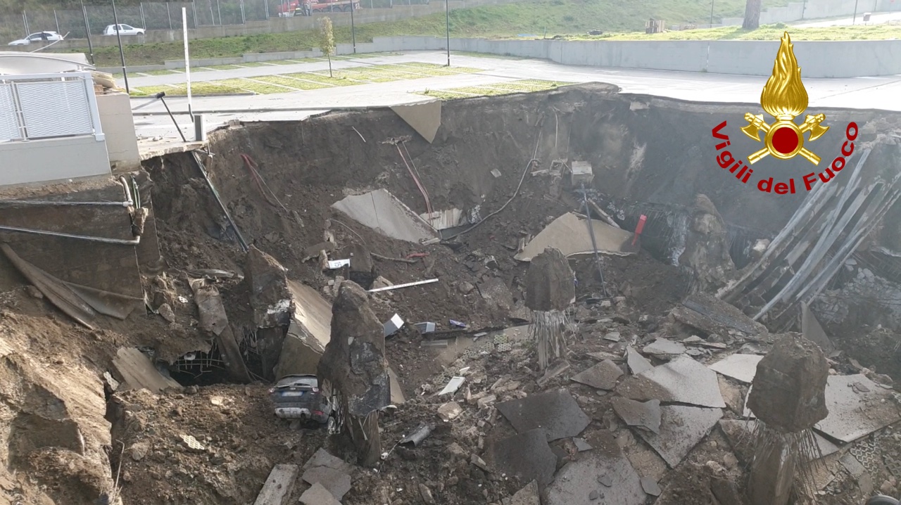 Napoli, enorme voragine all'Ospedale del mare, evacuato Covid center