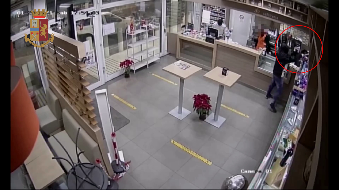 CATANIA, VIOLENTA RAPINA CON PISTOLA E MARTELLO: ARRESTATI DUE MALVIVENTI (VIDEO)