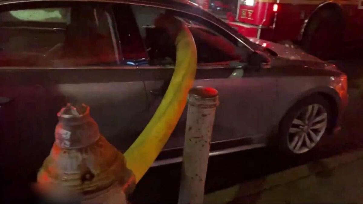 NEW YORK, PARCHEGGIA L’AUTO DAVANTI ALL’IDRANTE: LA ”LEZIONE” ESEMPLARE DEI VIGILI DEL FUOCO - 