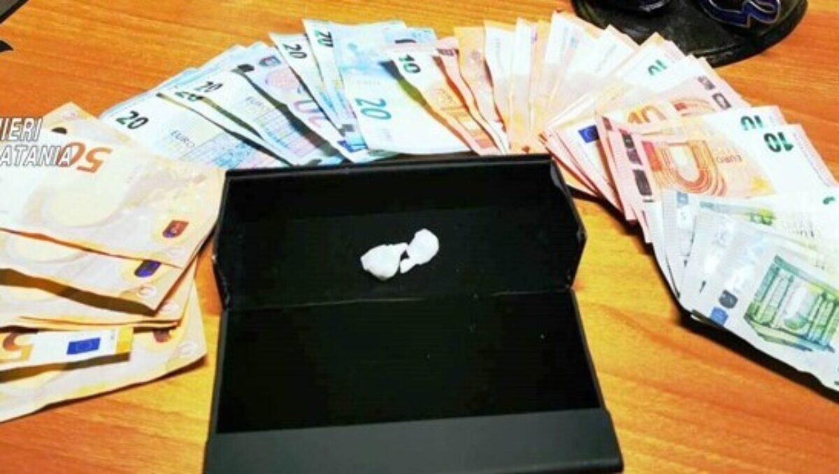 CATANIA, INGOIA LA COCAINA PER EVITARE L’ARRESTO: PUSHER IN MANETTE - 