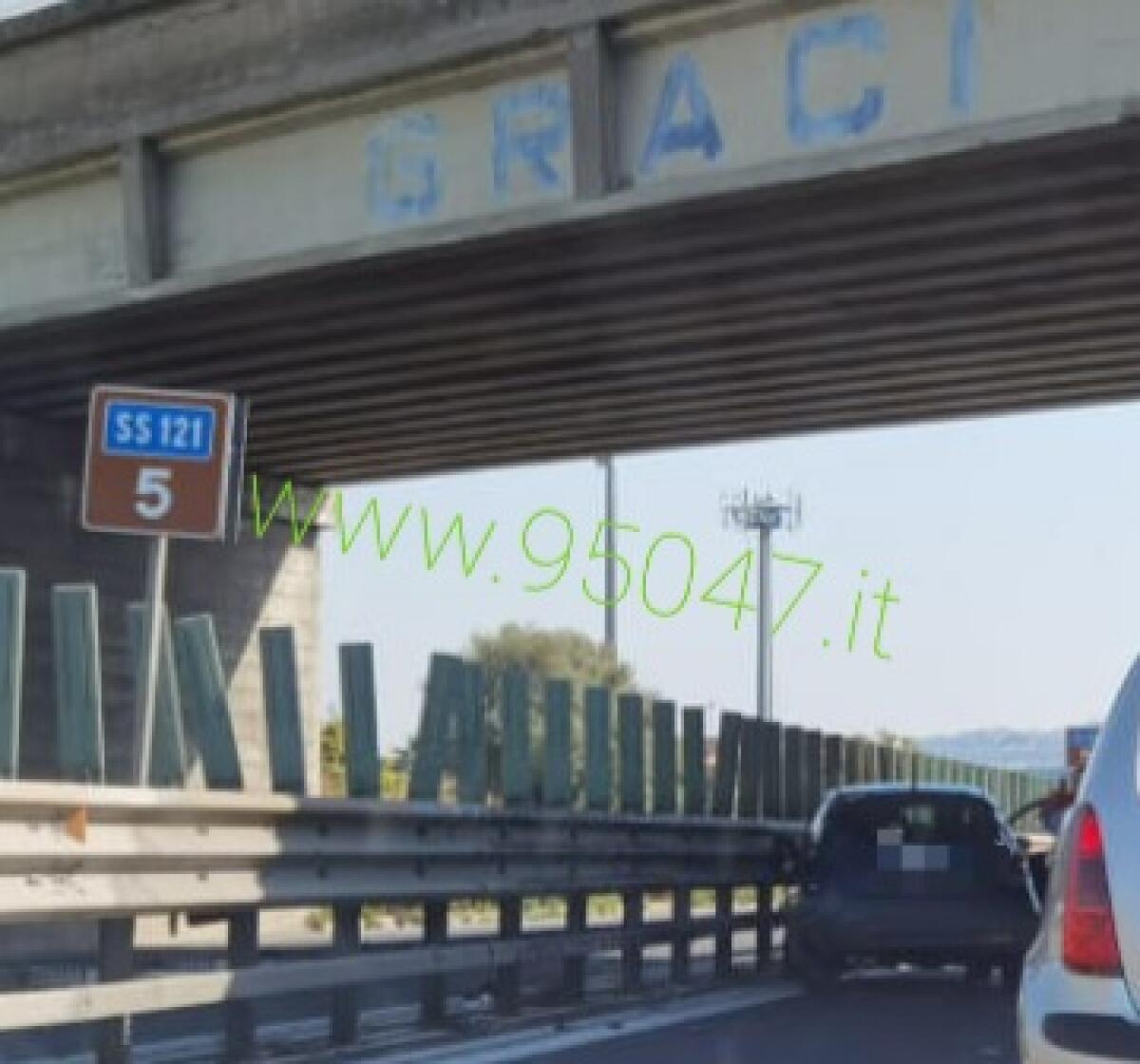 AUTO CONTRO GUARD-RAIL SULLA SS 121, RALLENTAMENTI DIREZIONE CATANIA - 