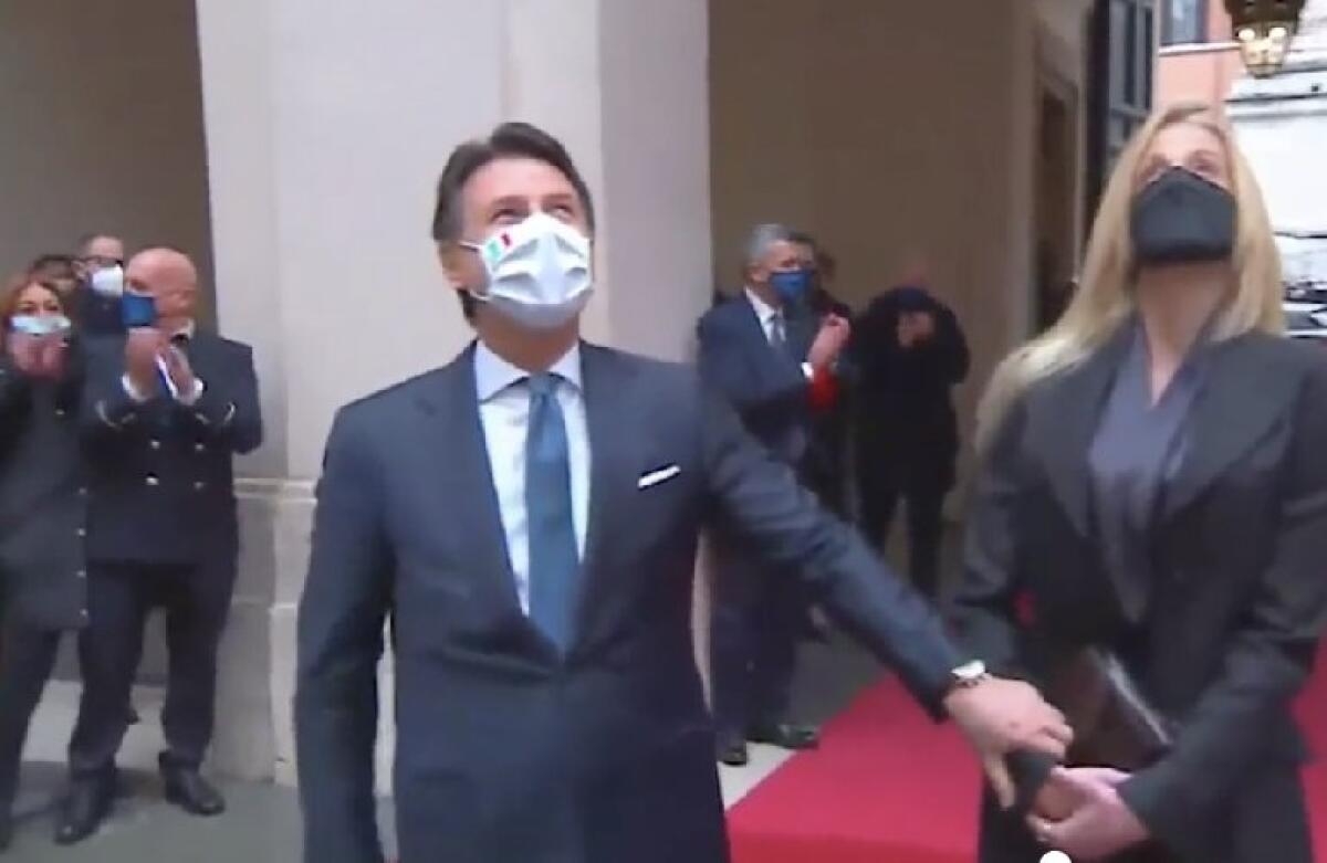 CONTE LASCIA PALAZZO CHIGI, LUNGO APPLAUSO PER L'EX PREMIER - 