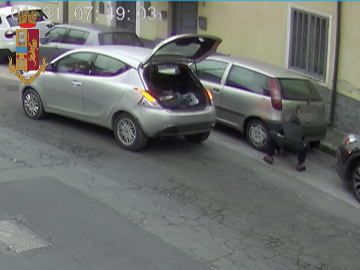A CATANIA PER RUBARE IL TERMINALE DI SCARICO DI UN’AUTO: DENUNCIATO 38ENNE - 