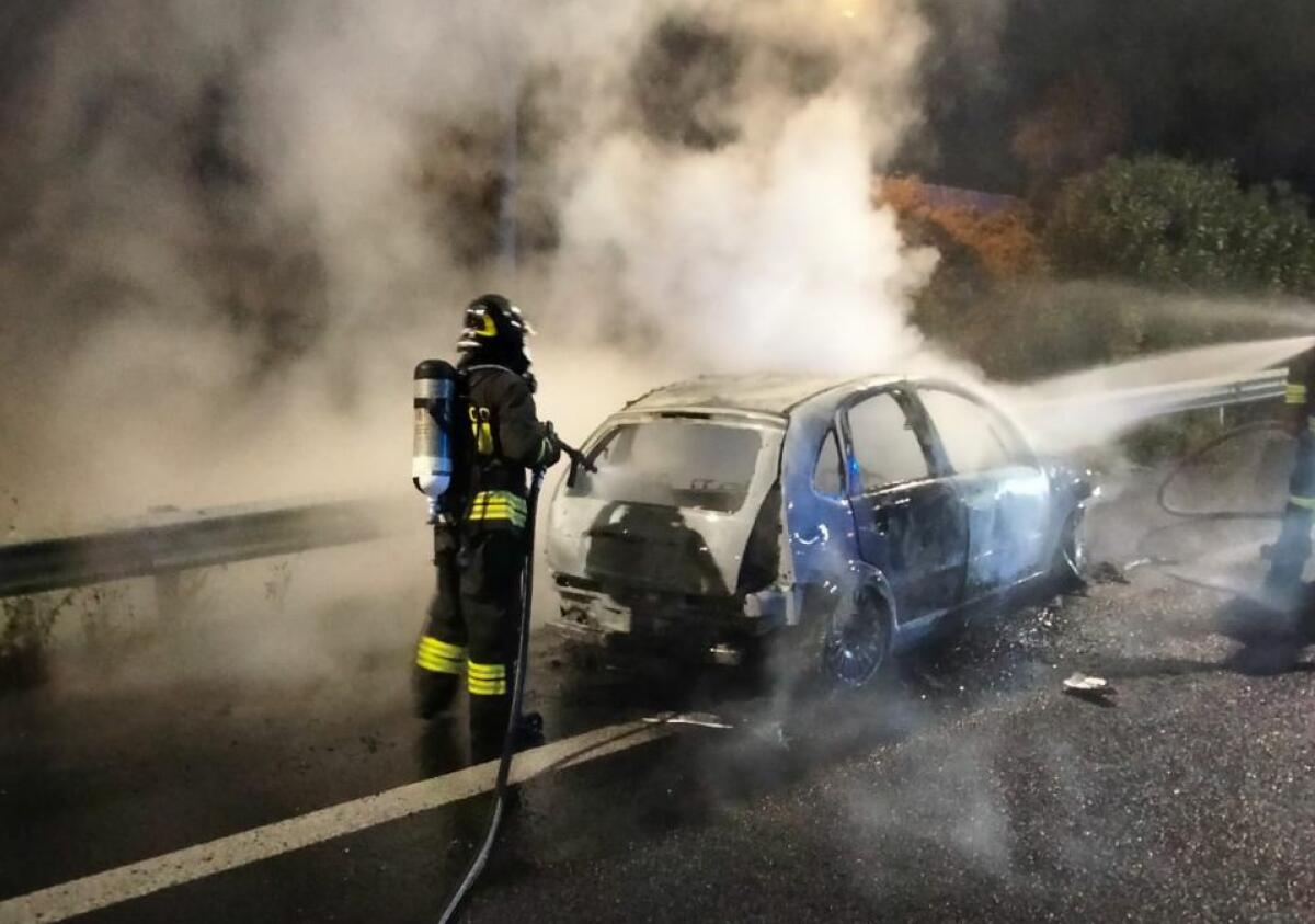 CATANIA: AUTO PRENDE FUOCO DOPO INCIDENTE SU VIALE MEDITERRANEO - 