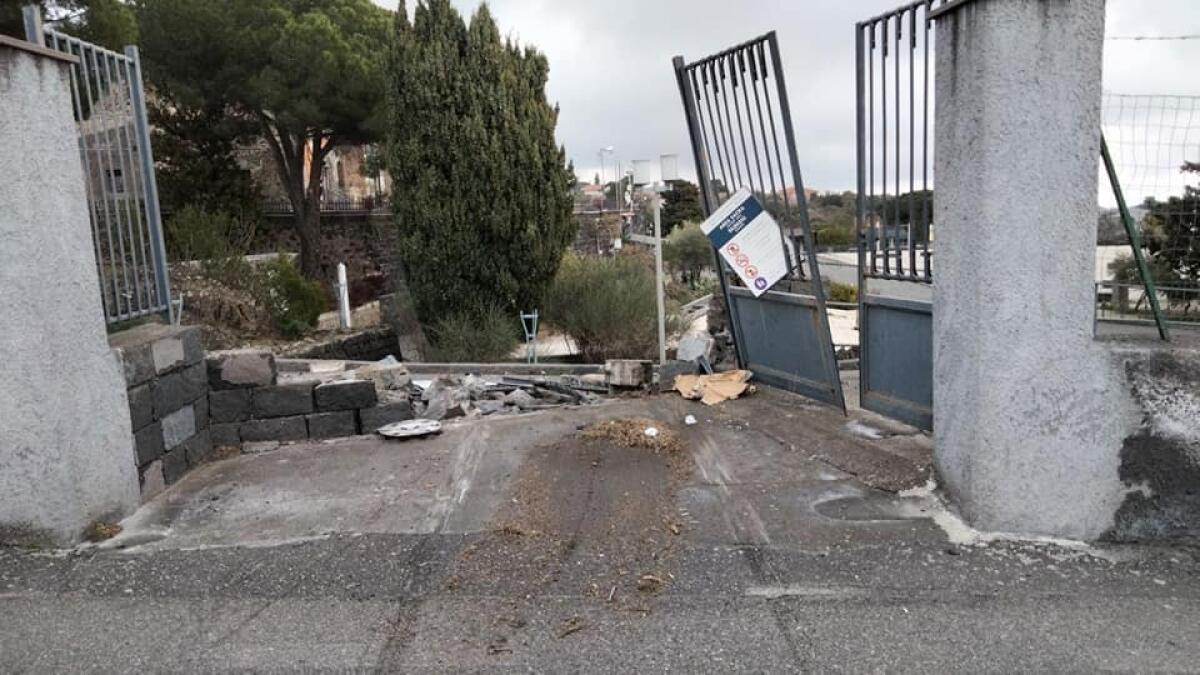 SANTUARIO DI MOMPILERI, AUTO DISTRUGGE INGRESSO E SCAPPA, AVVIATA RACCOLTA FONDI - 