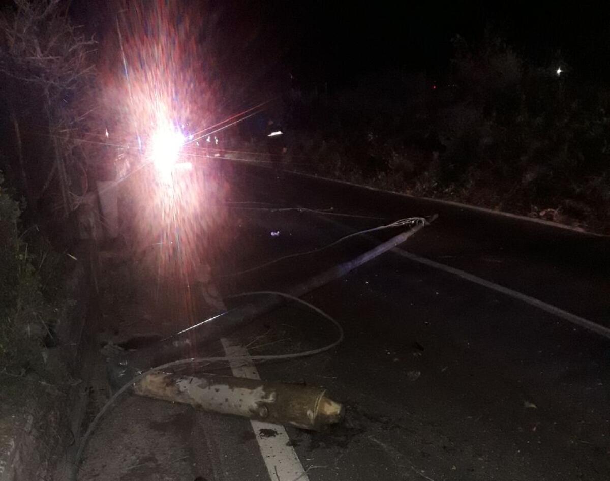MOTTA SANT'ANASTASIA, INCIDENTE AUTONOMO NELLA NOTTE, AUTO SI RIBALTA E ABBATTE UN PALO DELLA LUCE, UN FERITO - 