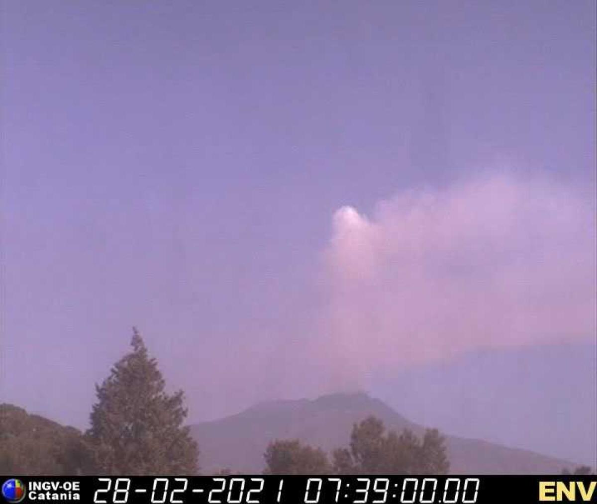 ETNA: NUOVA EMISSIONE DI CENERE, TREMORE VULCANICO IN AUMENTO - 