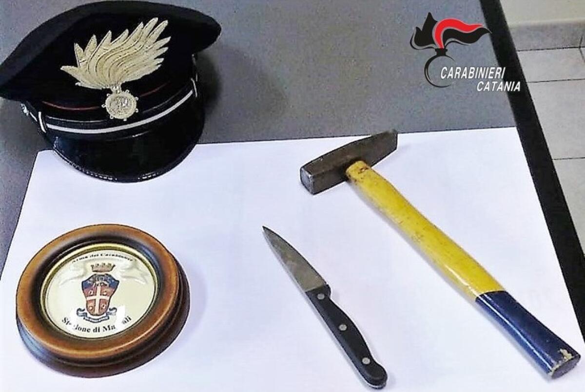 MASCALI, TROVA LE FOTO DELLA EX NEL CELLULARE DEL FIDANZATO E LO PRENDE A MARTELLATE - 