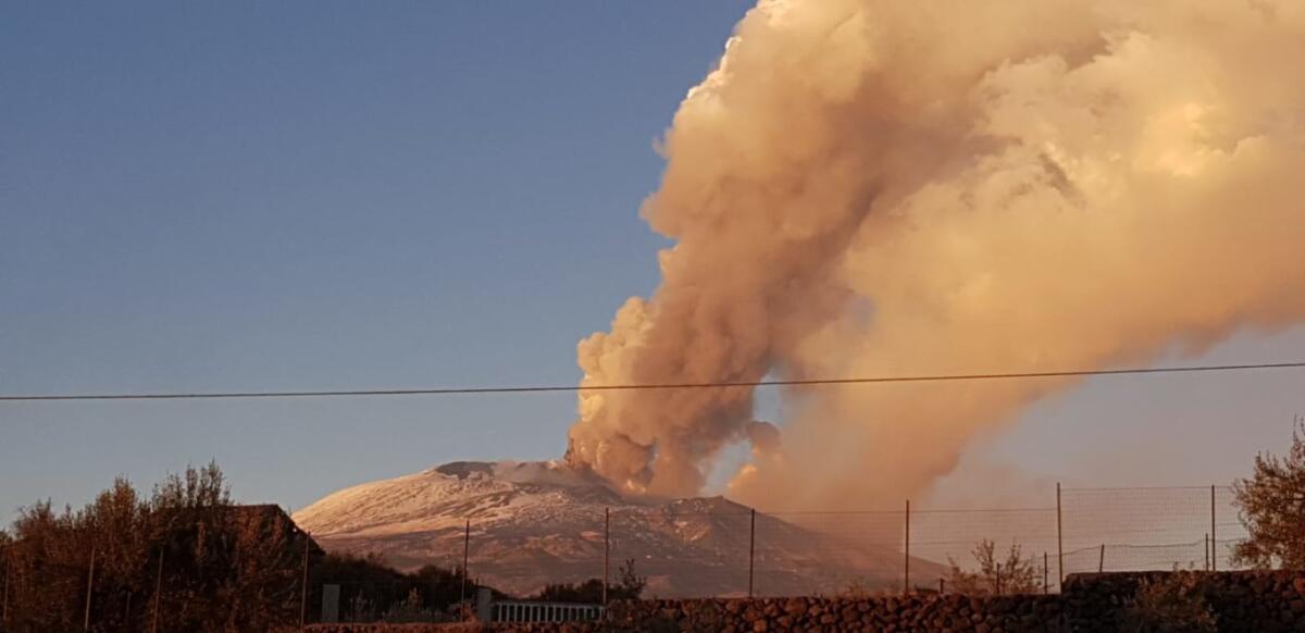 ERUZIONE DELL'ETNA IN CORSO, CHIUSO AEROPORTO - 