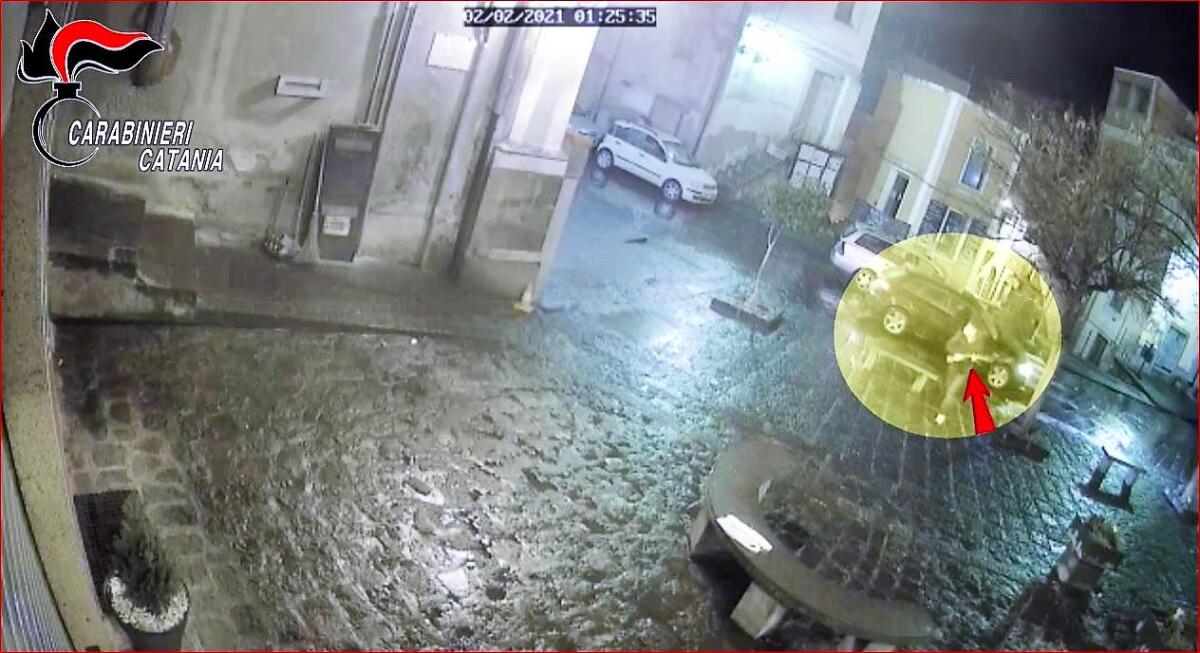 BRONTE: TITOLARE NEGA IL PANINO DOPO LE 22, CLIENTI SPARANO COLPI DI FUCILE PER “FARGLIELA PAGARE” - 