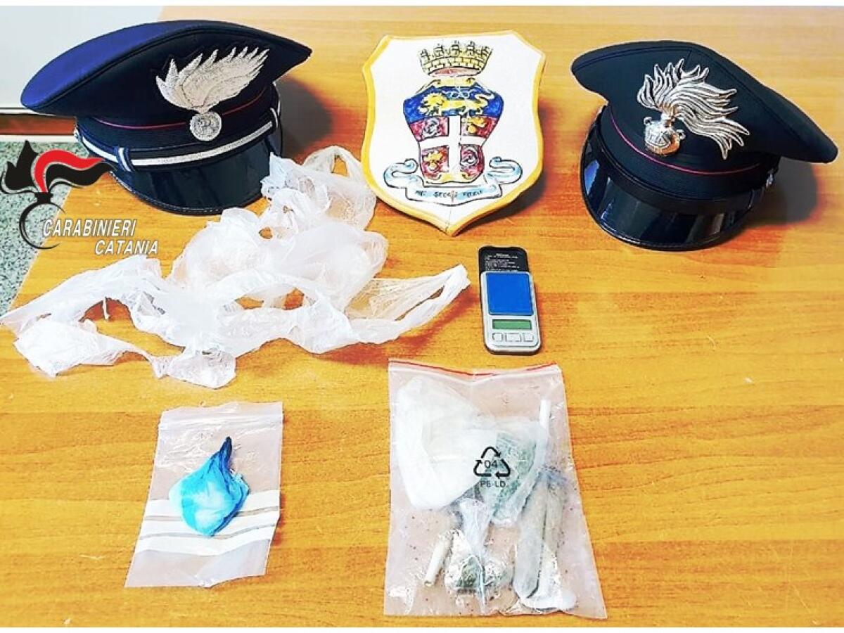 PALAGONIA, PUSHER E ASSUNTORE BECCATI IN MACCHINA: IL PRIMO ARRESTATO E L’ALTRO SEGNALATO - 