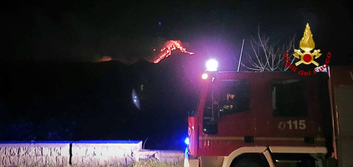 ETNA. FRONTE LAVICO SI È NOTEVOLMENTE RALLENTATO E SUDDIVISO IN DIVERSI RAMI. - 