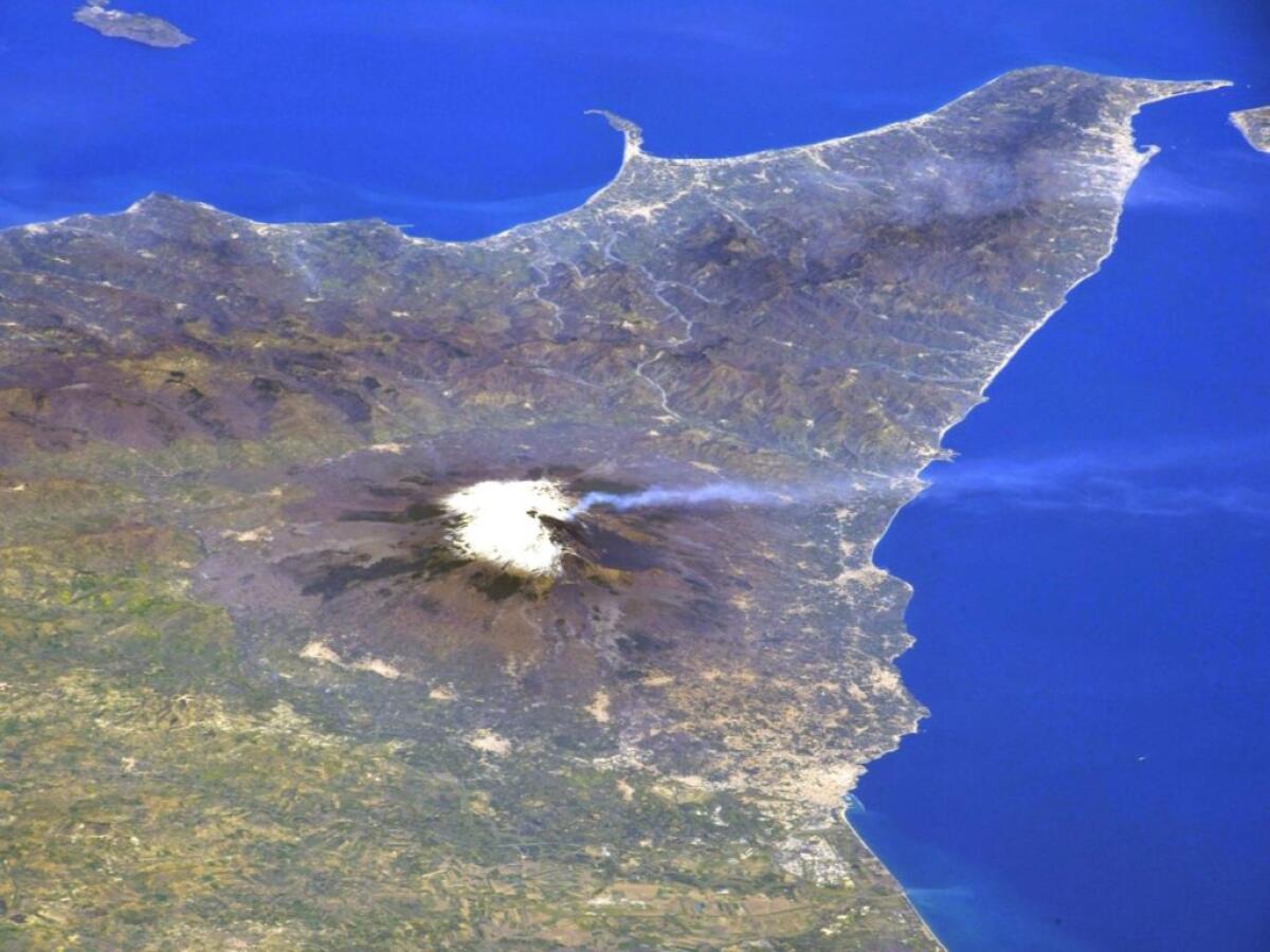 LO SPETTACOLO DELL'ETNA IN ERUZIONE DALLA STAZIONE SPAZIALE - 