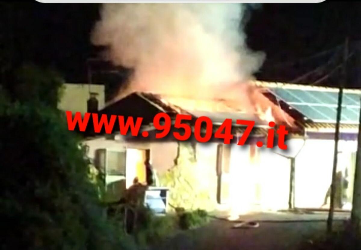 PATERNÒ: INCENDIO IN UN ABITAZIONE, NESSUN FERITO - 