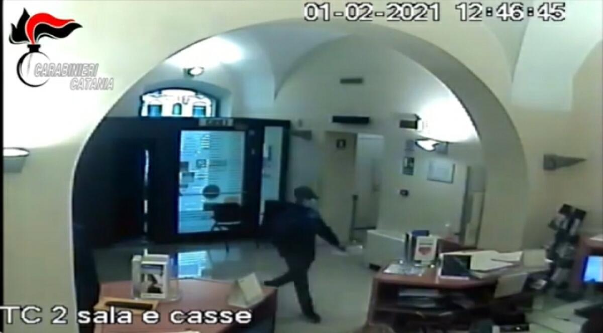 PATERNÒ: ARRESTATO DAI CARABINIERI IL RAPINATORE SERIALE DI BANCHE E FARMACIE - 