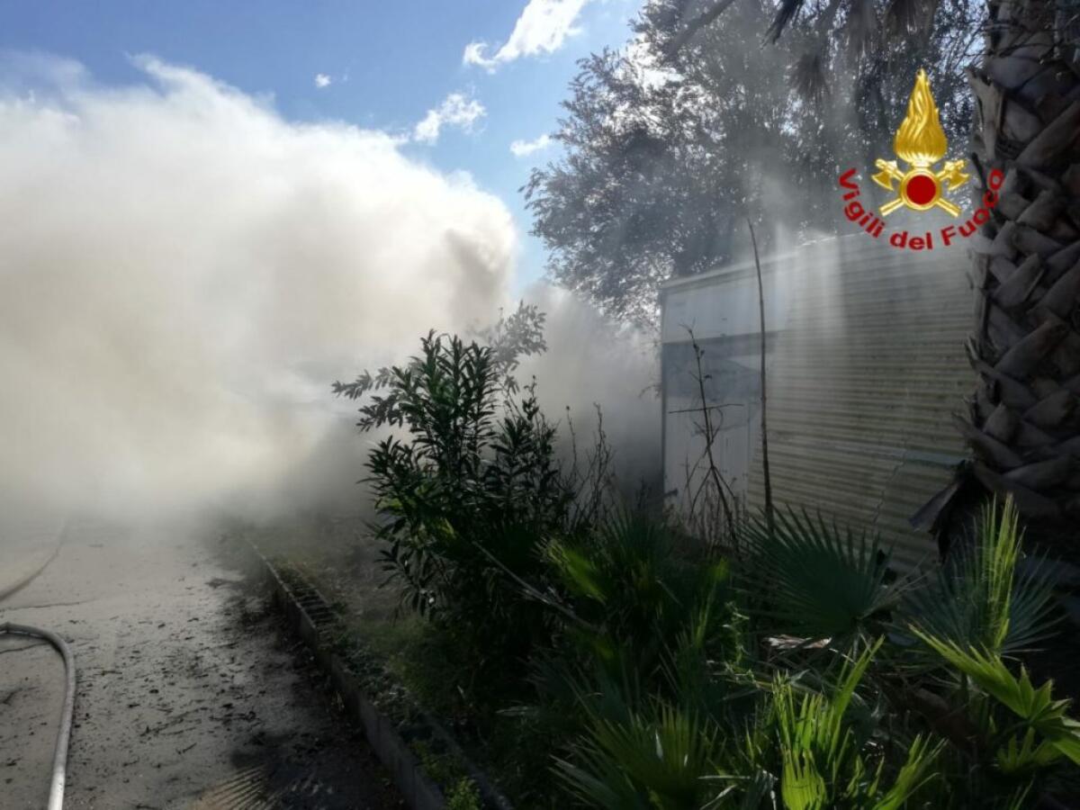 BELPASSO, CAPANNONE PIENO DI FIENO A FUOCO - 