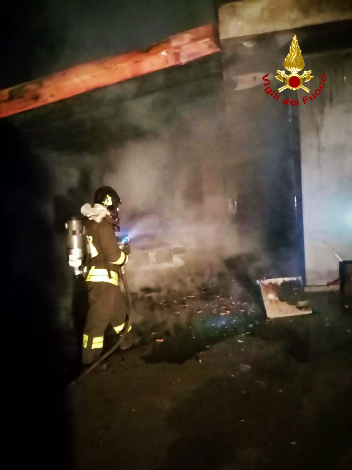 MALETTO: INCENDIO MINACCIA ABITAZIONE E DISTRUGGE DUE AUTO