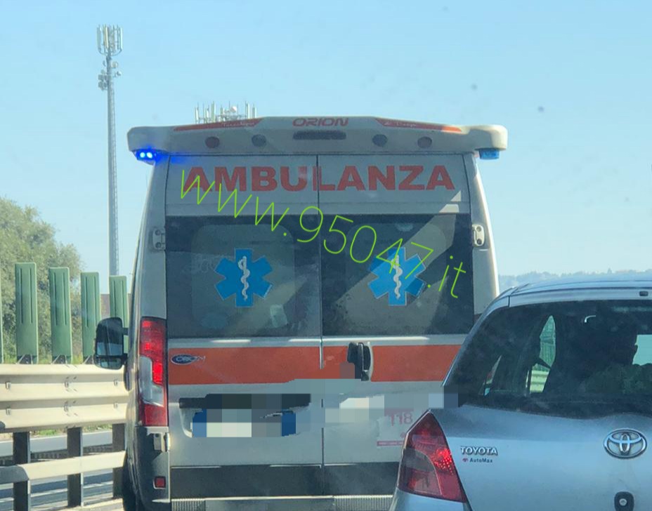 AUTO CONTRO GUARD-RAIL SULLA SS 121, RALLENTAMENTI DIREZIONE CATANIA