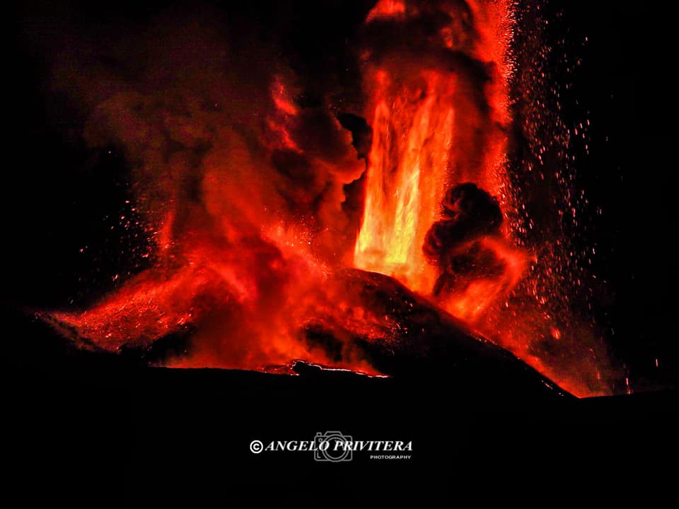 ETNA, NELLA NOTTE NUOVO PAROSSISMO: FONTANE DI LAVA ALTE 1 KM E NUBE DI CENERE