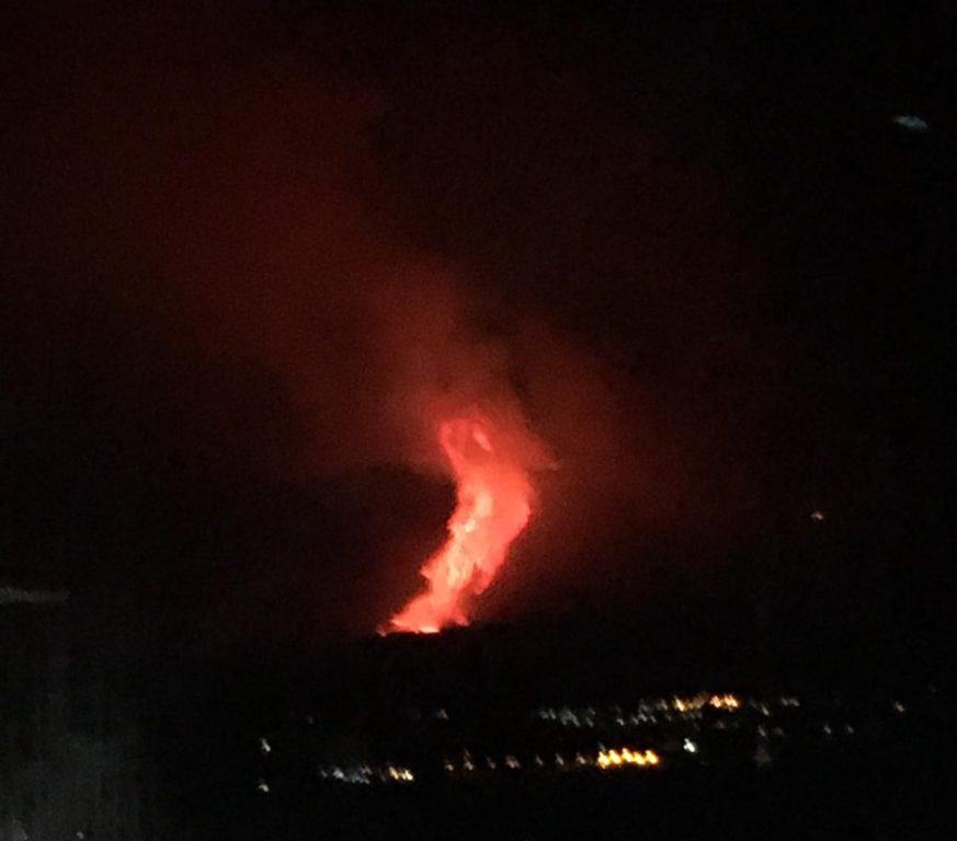 NUOVA FORTE ERUZIONE DELL'ETNA NELLA NOTTE, PIOGGIA DI CENERE SULLA ZONA JONICA