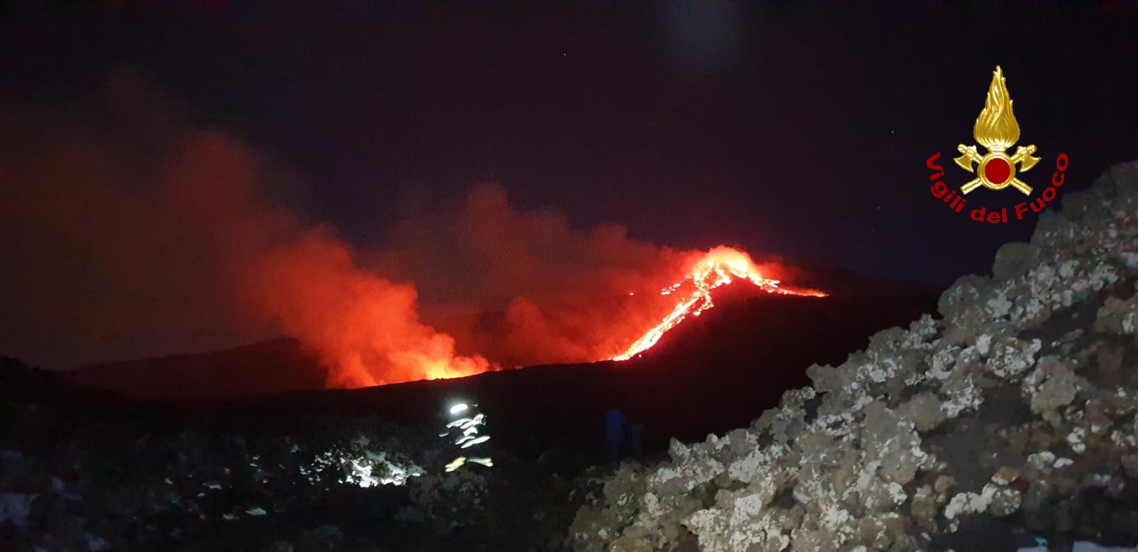ETNA. FRONTE LAVICO SI È NOTEVOLMENTE RALLENTATO E SUDDIVISO IN DIVERSI RAMI.