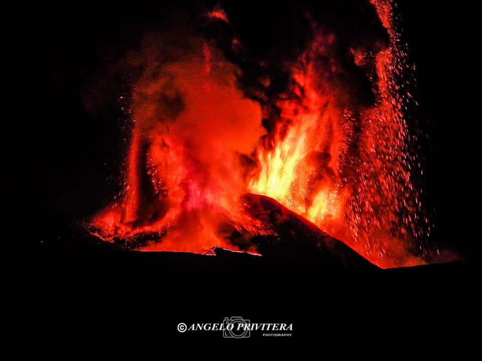 ETNA, NELLA NOTTE NUOVO PAROSSISMO: FONTANE DI LAVA ALTE 1 KM E NUBE DI CENERE
