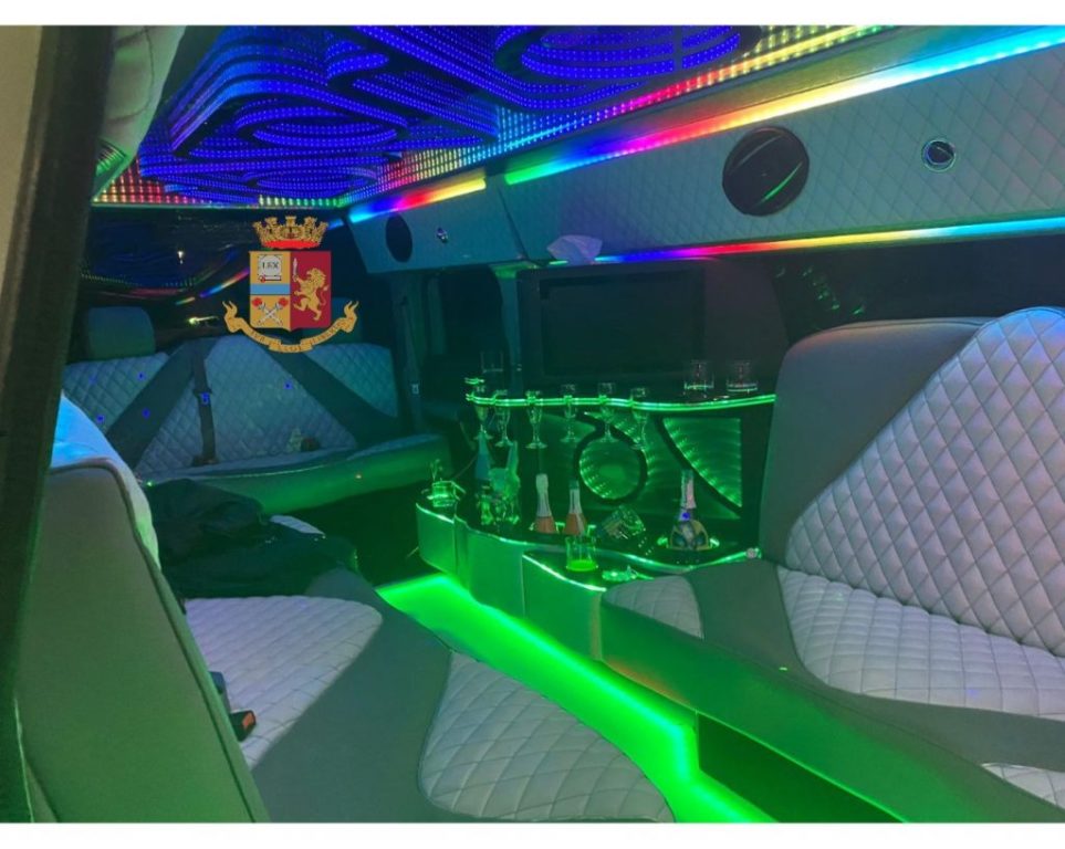 MONDELLO: LA LIMOUSINE TRASFORMATA IN DISCOTECA, MULTATI 8 GIOVANI
