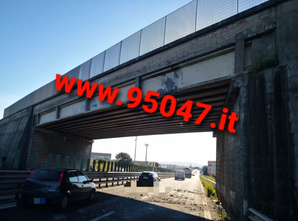 CADUTA CALCINACCI DAL PONTE SULLA SS121, VIGILI DEL FUOCO SUL POSTO