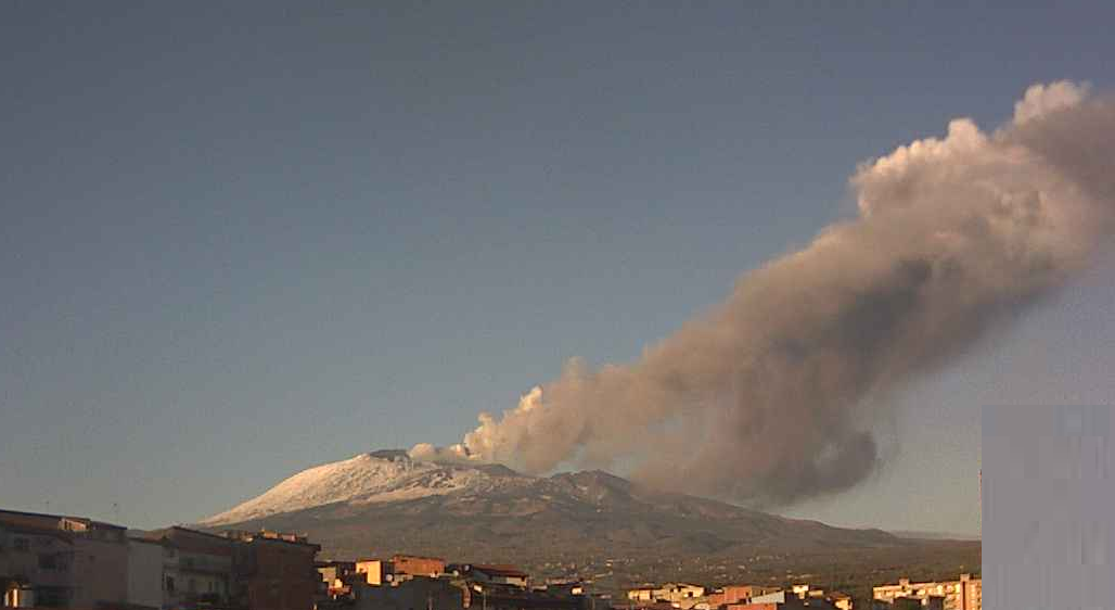 ETNA. L'INGV: "FINE DEL FENOMENO DI FONTANA DI LAVA, TREMORE VULCANICO IN DECREMENTO"