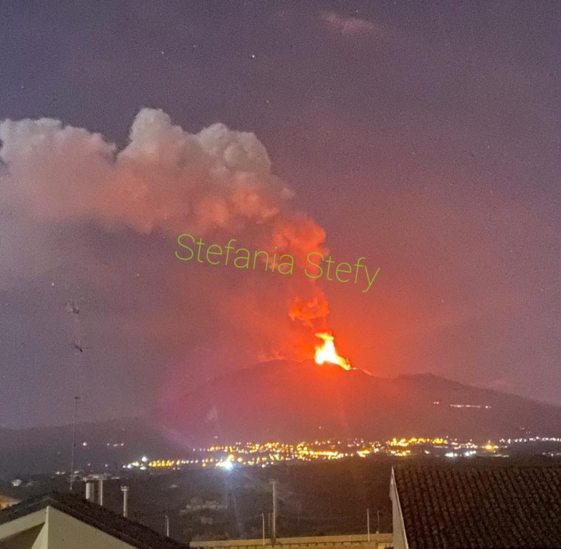 ETNA, NELLA NOTTE NUOVO PAROSSISMO: FONTANE DI LAVA ALTE 1 KM E NUBE DI CENERE
