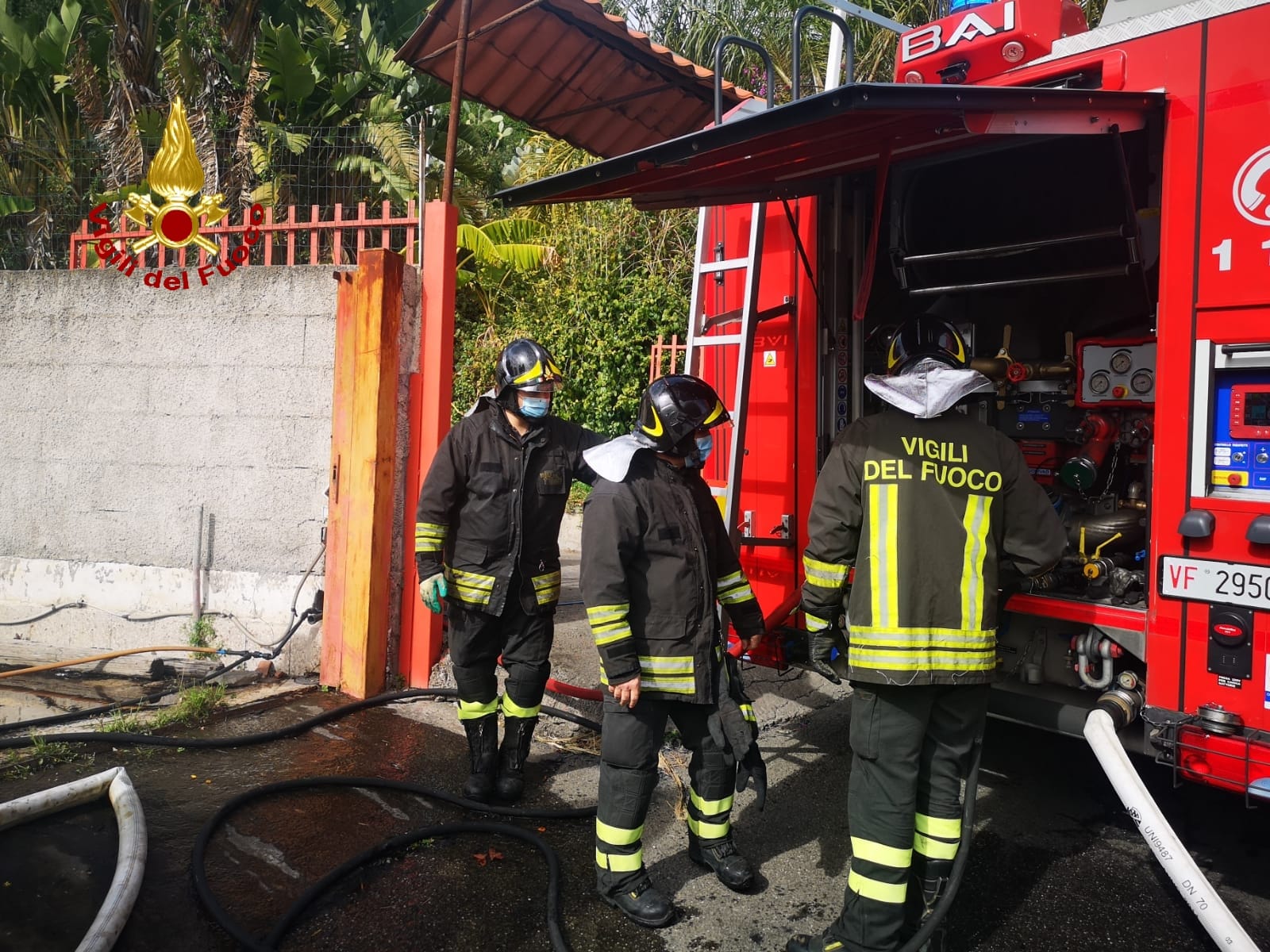 ACI CASTELLO, DIVAMPA INCENDIO IN UN TERRENO: MUORE UN CANE RIMASTO LEGATO ALLA CATENA