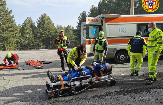 SOCCORSO ALPINO SULL'ETNA, RECUPERATO CICLISTA CADUTO IN ZONA RIFUGIO CONTI