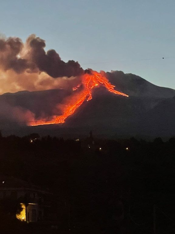 ETNA. L'INGV: "FINE DEL FENOMENO DI FONTANA DI LAVA, TREMORE VULCANICO IN DECREMENTO"
