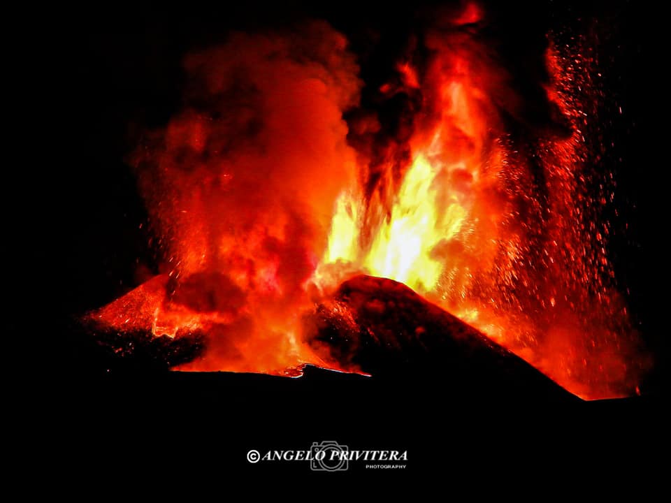 ETNA, NELLA NOTTE NUOVO PAROSSISMO: FONTANE DI LAVA ALTE 1 KM E NUBE DI CENERE