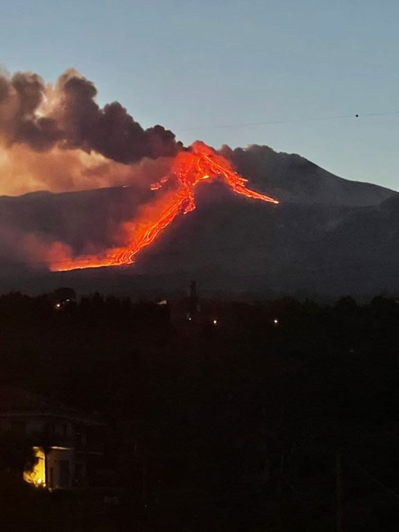 ETNA. L'INGV: "FINE DEL FENOMENO DI FONTANA DI LAVA, TREMORE VULCANICO IN DECREMENTO"