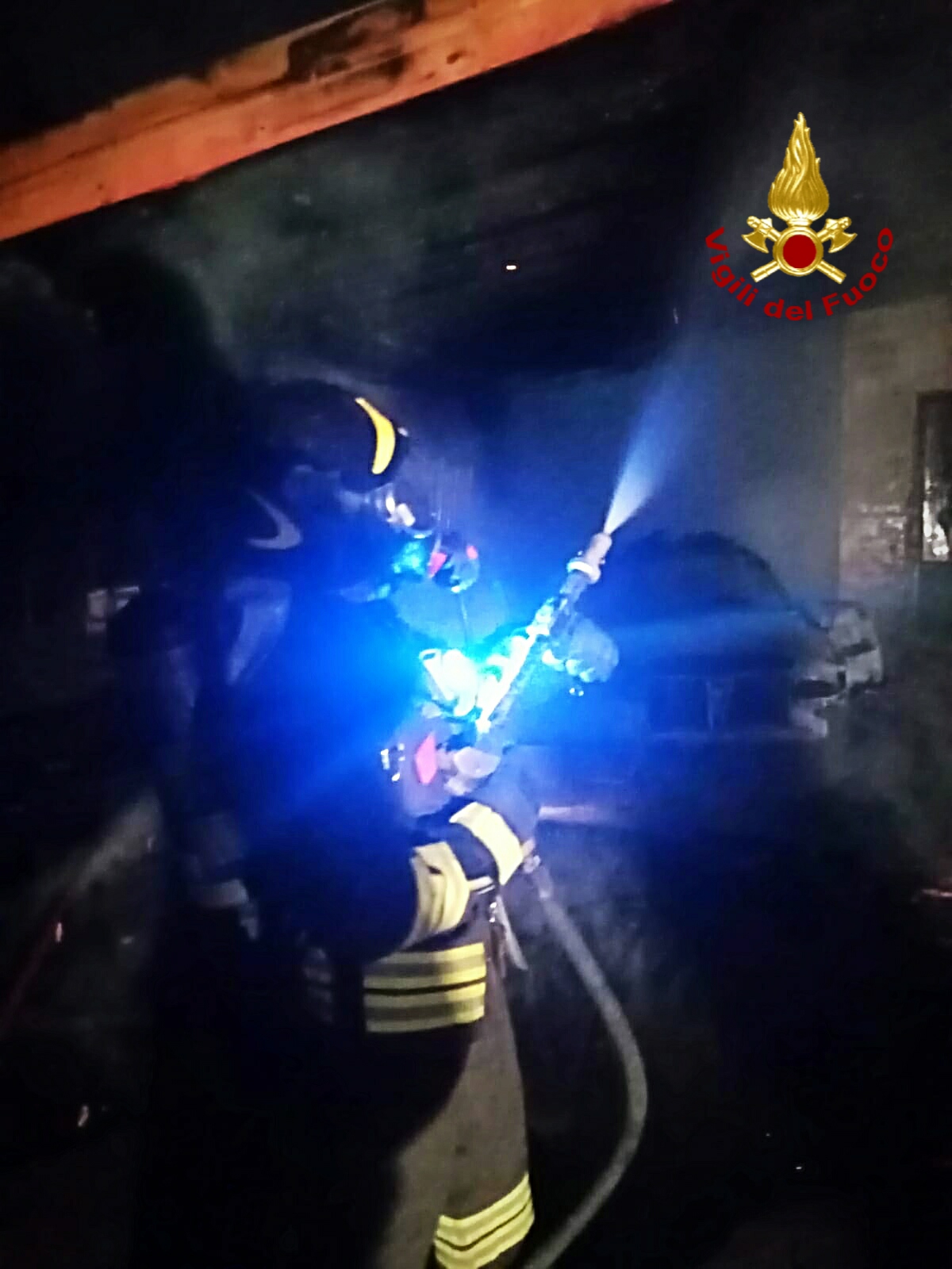 MALETTO: INCENDIO MINACCIA ABITAZIONE E DISTRUGGE DUE AUTO