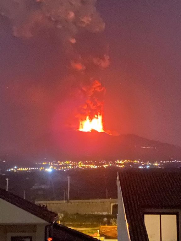 ETNA, NELLA NOTTE NUOVO PAROSSISMO: FONTANE DI LAVA ALTE 1 KM E NUBE DI CENERE