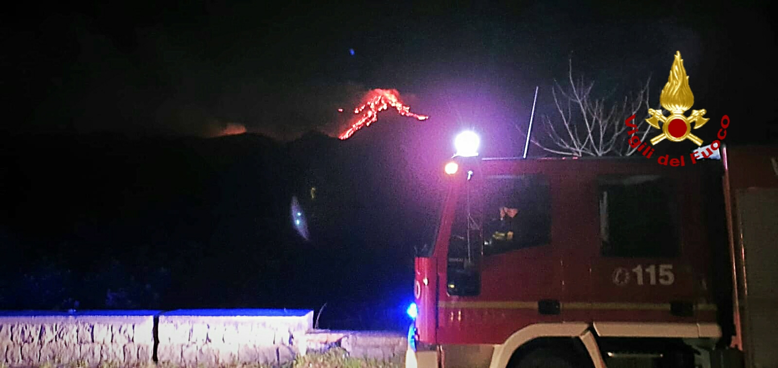 ETNA. FRONTE LAVICO SI È NOTEVOLMENTE RALLENTATO E SUDDIVISO IN DIVERSI RAMI.