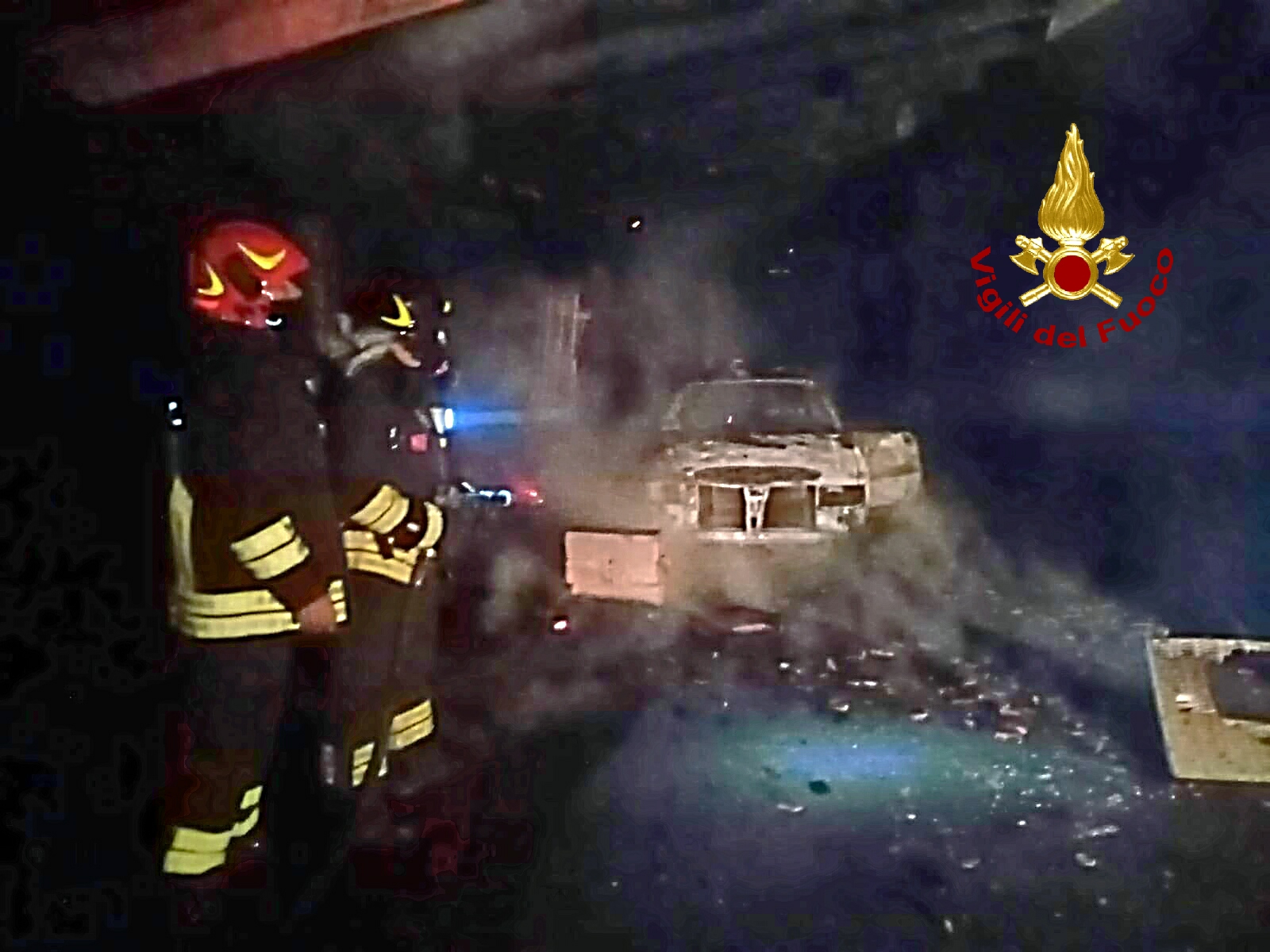 MALETTO: INCENDIO MINACCIA ABITAZIONE E DISTRUGGE DUE AUTO