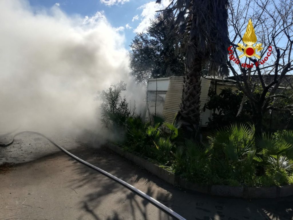 BELPASSO, CAPANNONE PIENO DI FIENO A FUOCO