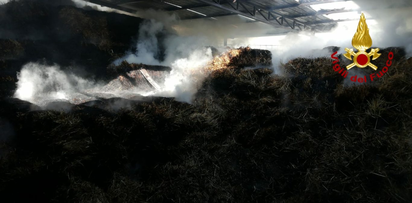 BELPASSO, CAPANNONE PIENO DI FIENO A FUOCO